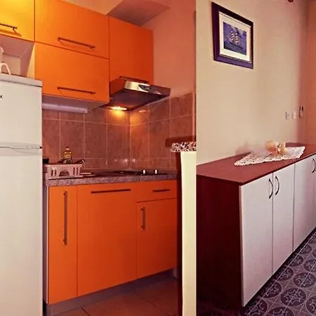 3-Person Apartment In Starigrad *