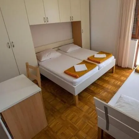 3-Person Apartment In Starigrad Appartement