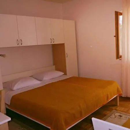 3-Person Apartment In Starigrad *